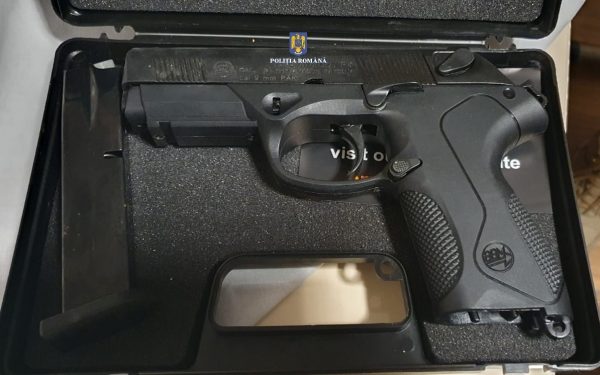 Arădeancă prinsă în flagrant: Vindea pistolul pe net, cerea 300 de euro