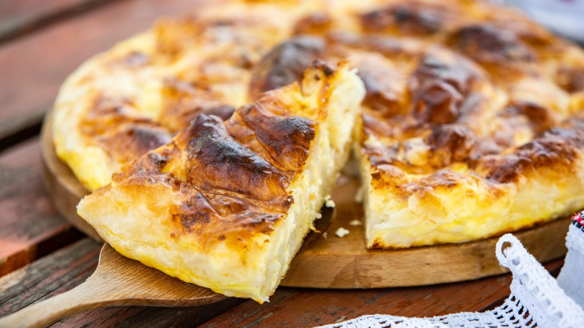 Rețeta bunicii: Plăcintă cu foi subțiri și brânză, răsucită sau la tavă