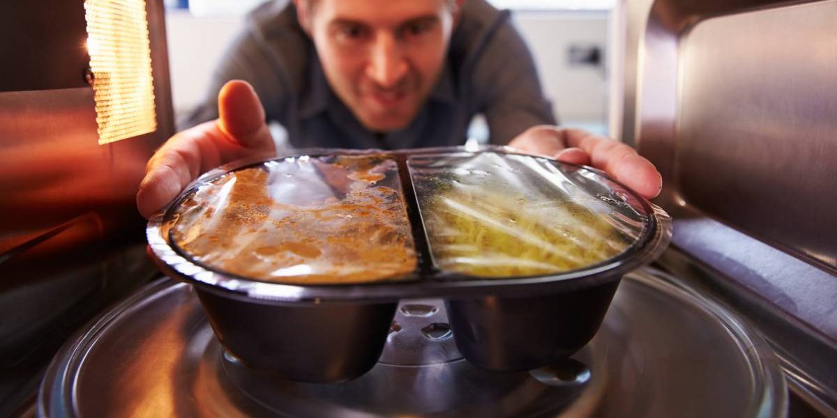 Un medic a declarat recent că a renunțat complet la utilizarea recipientelor de plastic pentru încălzirea mâncării, după ce a analizat studii legate de impactul microplasticelor asupra sănătății