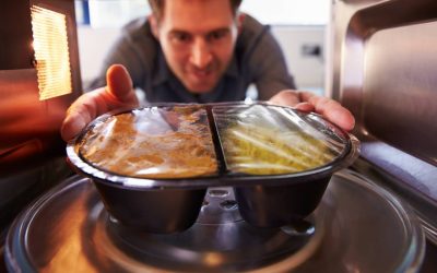 Un medic a declarat recent că a renunțat complet la utilizarea recipientelor de plastic pentru încălzirea mâncării, după ce a analizat studii legate de impactul microplasticelor asupra sănătății