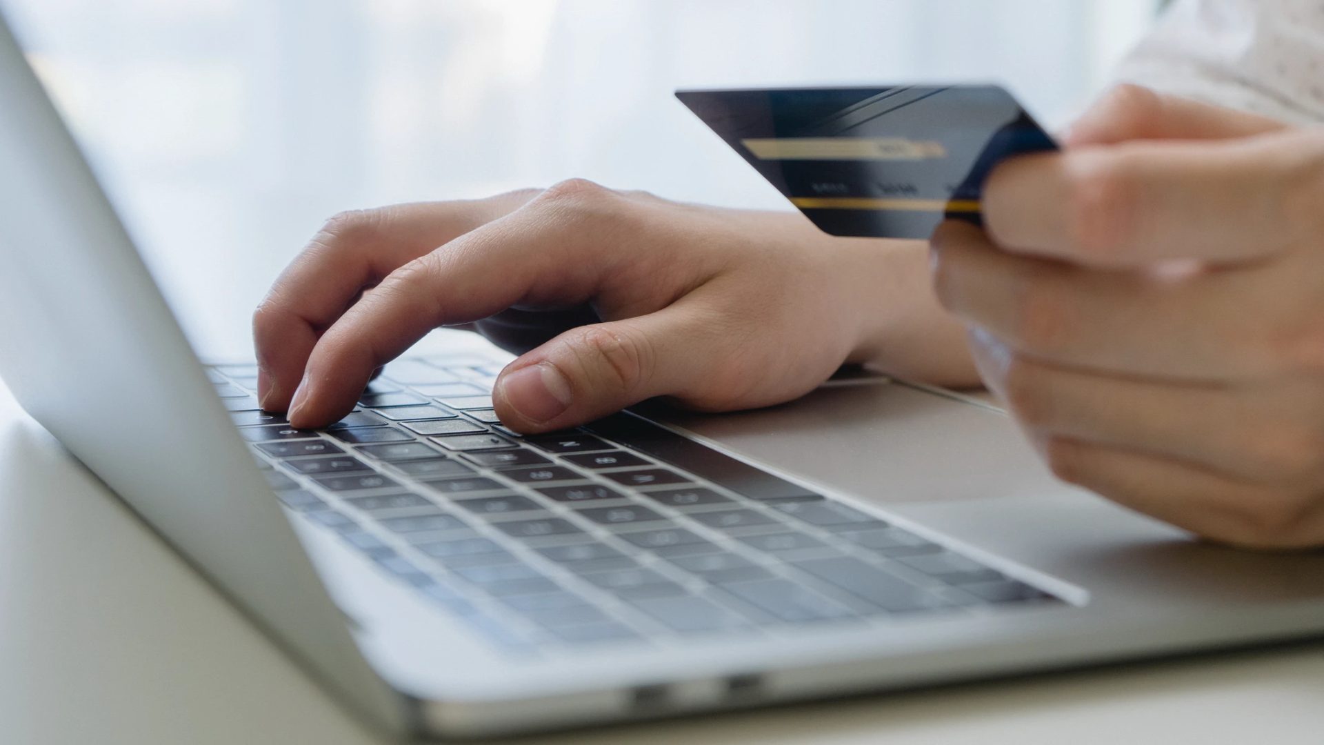 Plătești online, nu primești produsul? Vezi cum îți recuperezi banii