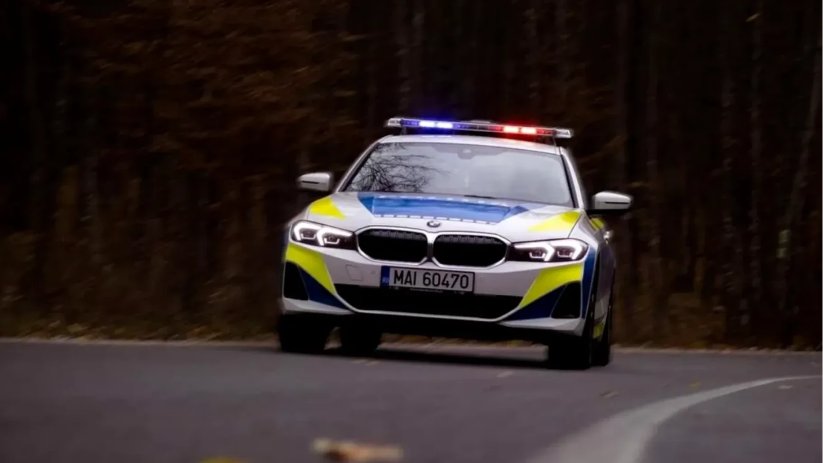 Polițiști rutieri, chef cu manele în autospeciala: "Să sară permisele!"