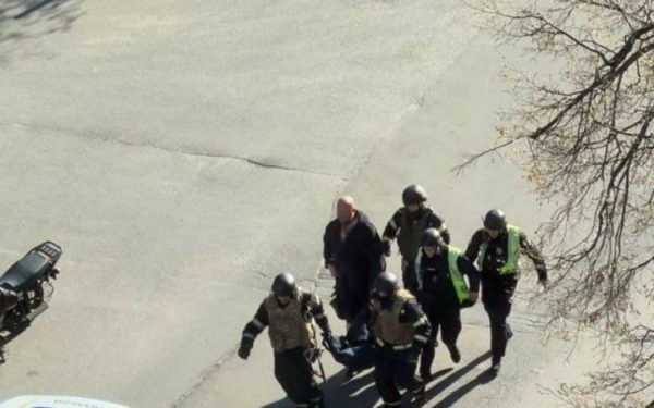 Ancheta la Kiev: Polițiști fricoși fug de focuri de armă, abandonează civilii