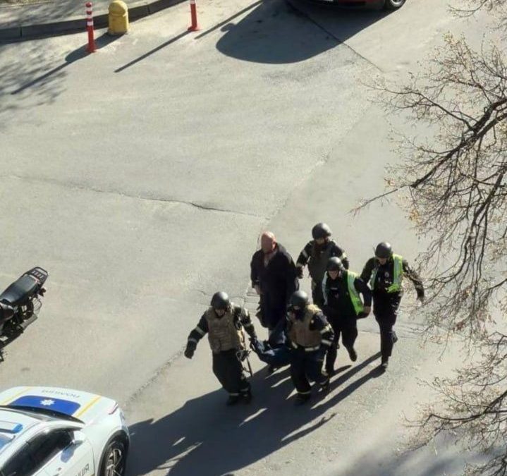 Ancheta la Kiev: Polițiști fricoși fug de focuri de armă, abandonează civilii