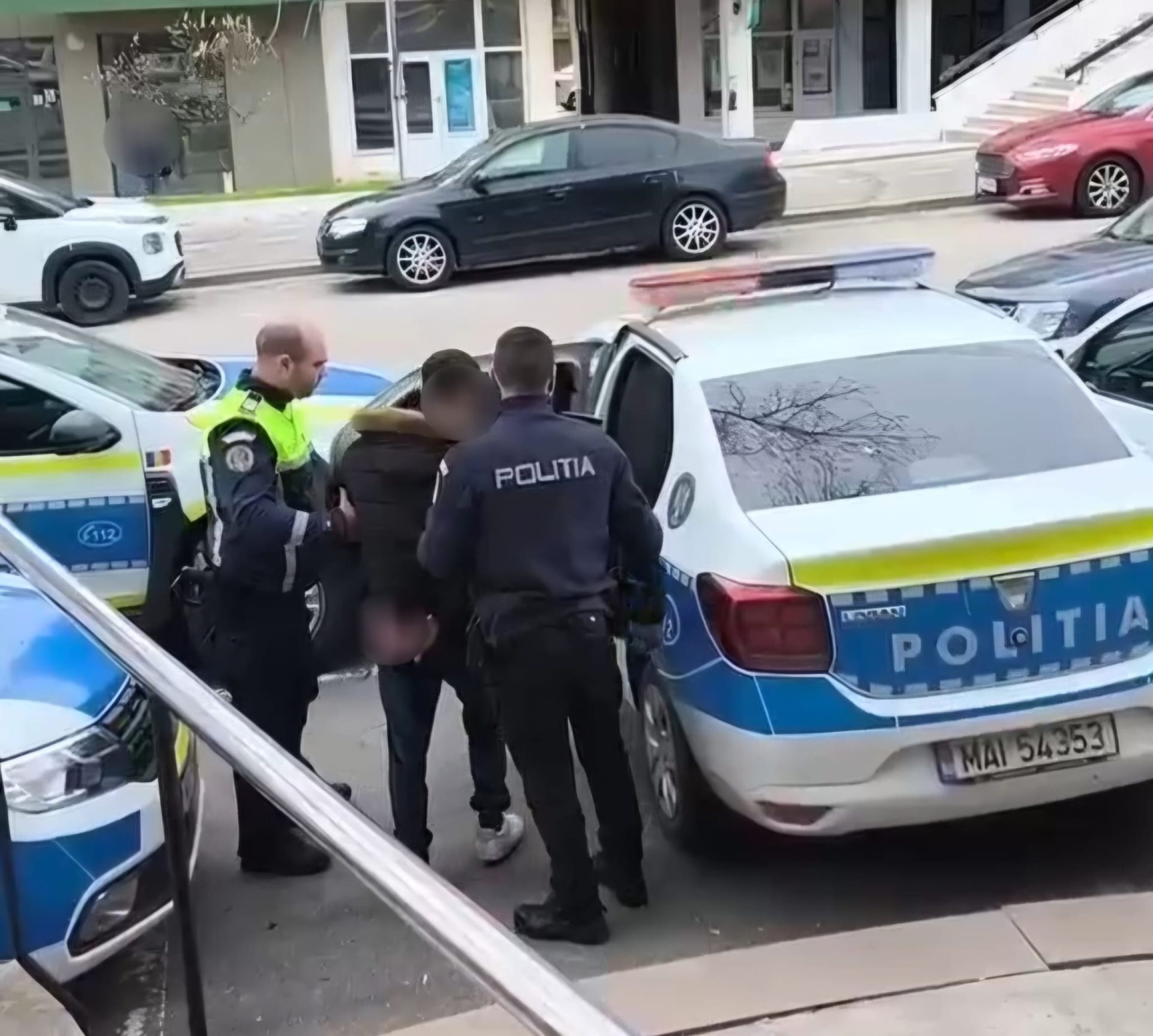 Tânăr agresiv în București: Pumn în fața unui polițist, pentru muzică mai încet