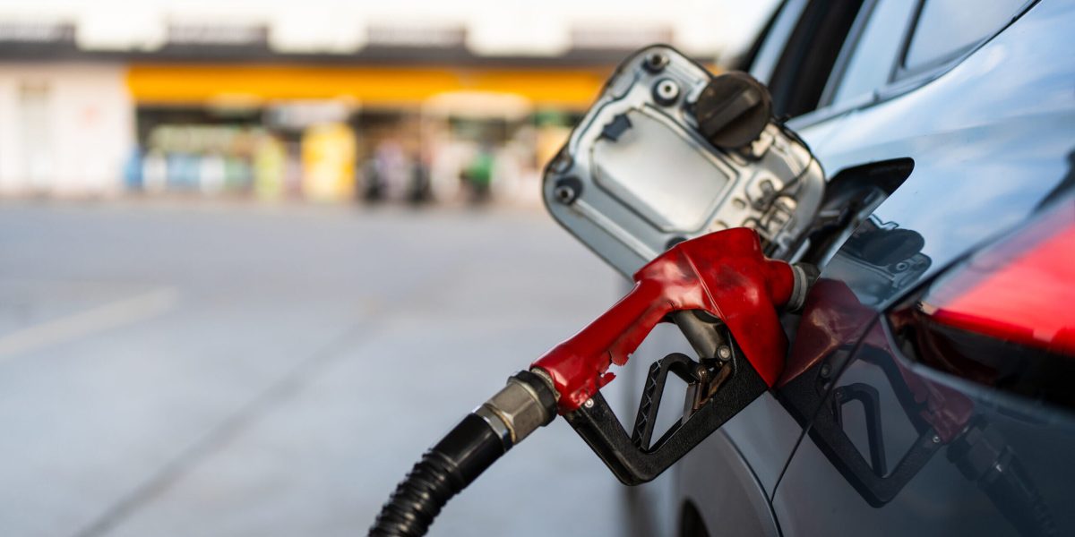 Benzina și motorina, din nou mai ieftine în toată România sâmbătă