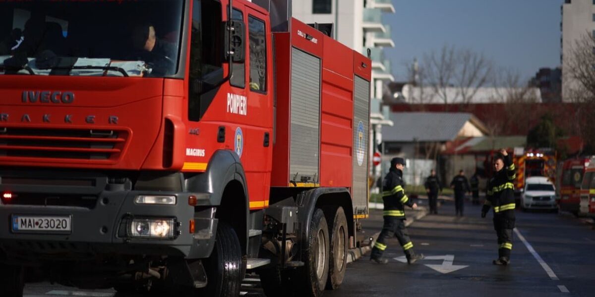 Un incendiu puternic a izbucnit într-un bloc de locuințe din Sighetu Marmației, mobilizând rapid forțele de intervenție