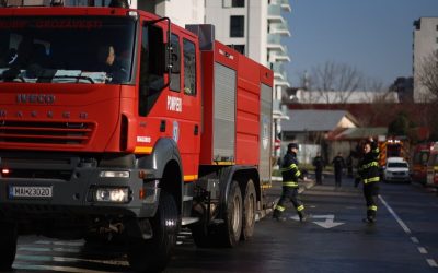 Un incendiu puternic a izbucnit într-un bloc de locuințe din Sighetu Marmației, mobilizând rapid forțele de intervenție