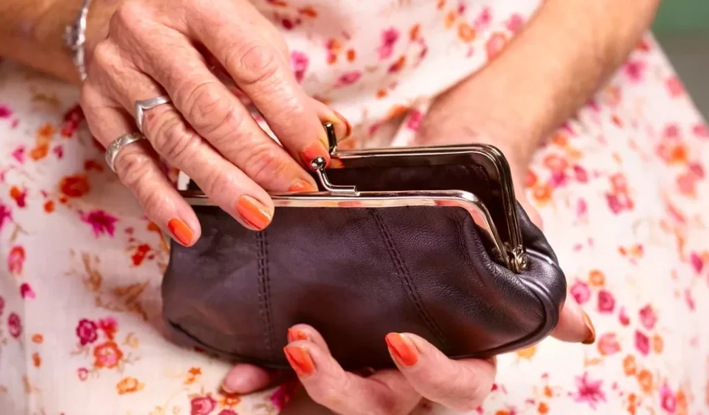 Sistemul de pensii din România și provocările pentru pensionari Pentru milioane de români, anii de muncă nu mai garantează un trai decent la pensie