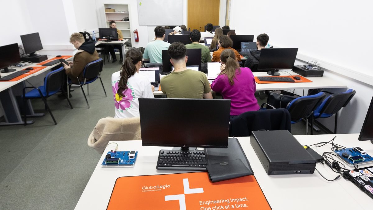 Laboratoare noi la Automatică și Calculatoare București: Investiție IT de peste 30.000 euro