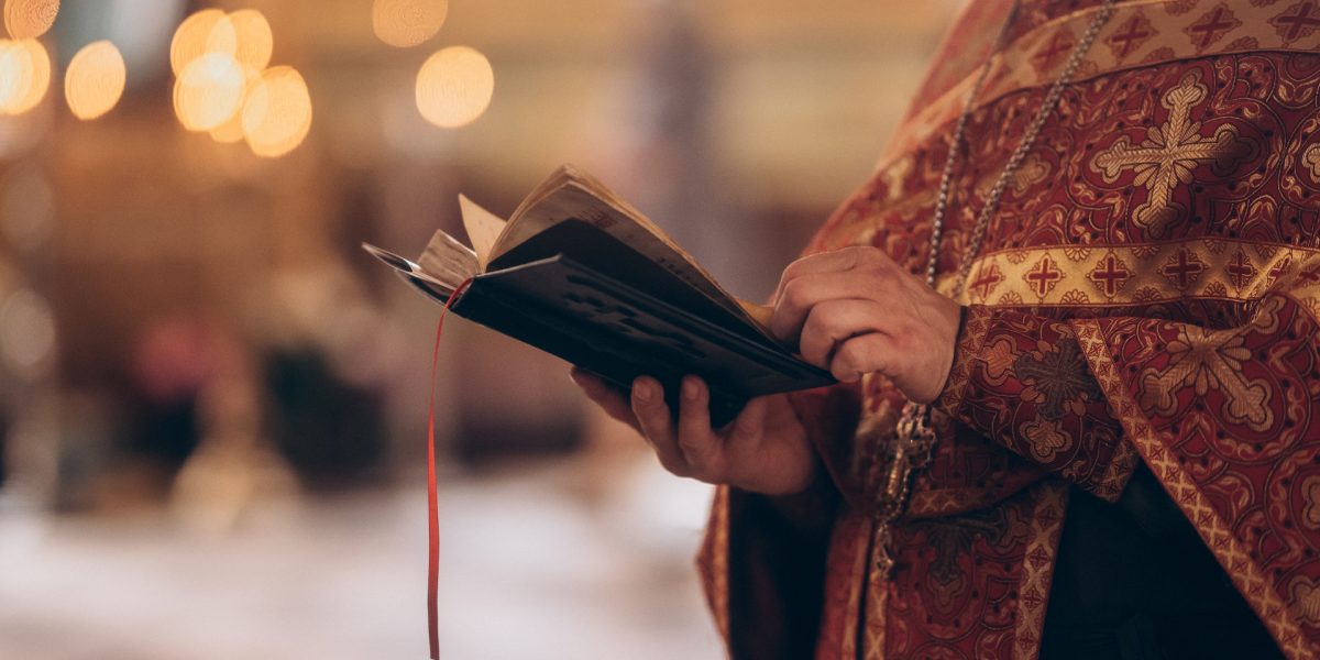 Spovedania, un „duș” pentru suflet: Cum ne curățăm de păcate, explică un preot