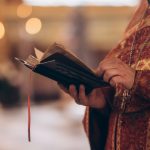 Spovedania, un „duș” pentru suflet: Cum ne curățăm de păcate, explică un preot