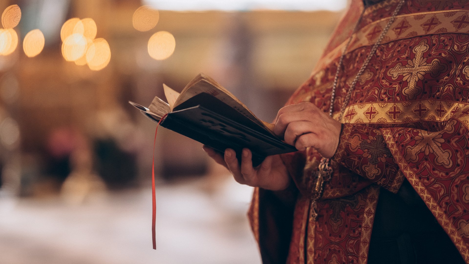 Spovedania, un "duș" pentru suflet: Cum ne curățăm de păcate, explică un preot