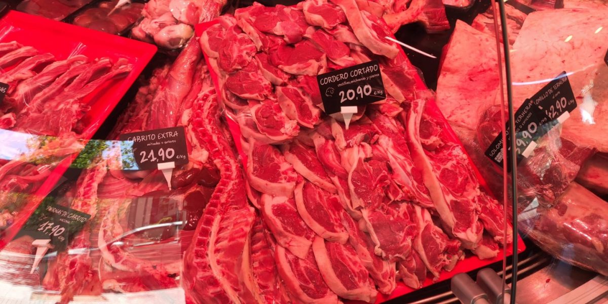 Cu o săptămână înainte de Paștele Ortodox, în piețele și supermarketurile din România, crește interesul consumatorilor pentru prețurile la carne de miel, în contextul în care tendințele internaționale indică o agravare a costurilor pentru această ofertă tradițională