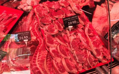 Cu o săptămână înainte de Paștele Ortodox, în piețele și supermarketurile din România, crește interesul consumatorilor pentru prețurile la carne de miel, în contextul în care tendințele internaționale indică o agravare a costurilor pentru această ofertă tradițională