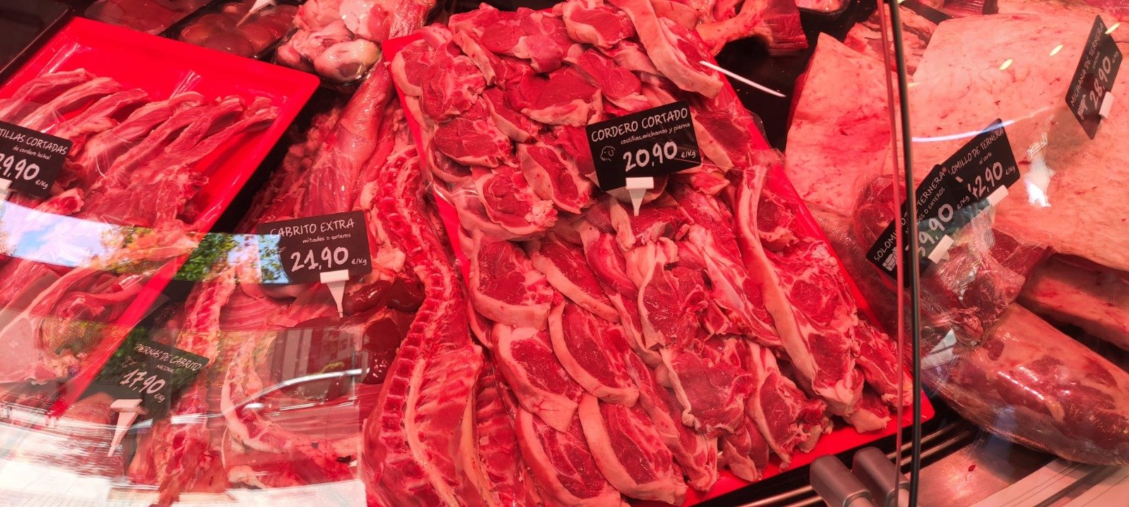 Cu o săptămână înainte de Paștele Ortodox, în piețele și supermarketurile din România, crește interesul consumatorilor pentru prețurile la carne de miel, în contextul în care tendințele internaționale indică o agravare a costurilor pentru această ofertă tradițională