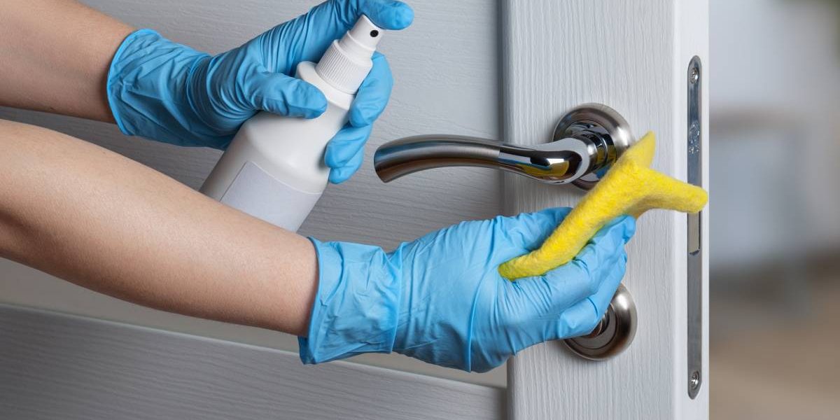 Noi cercetări arată că inhalarea produselor de curățenie poate reprezenta un pericol mai mare pentru sănătate decât se credea anterior, depășind chiar riscurile asociate ingerării acestora