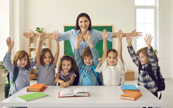 Debutant profesor, salar mai mic decât un casier. România, prăpastie uriașă în educație