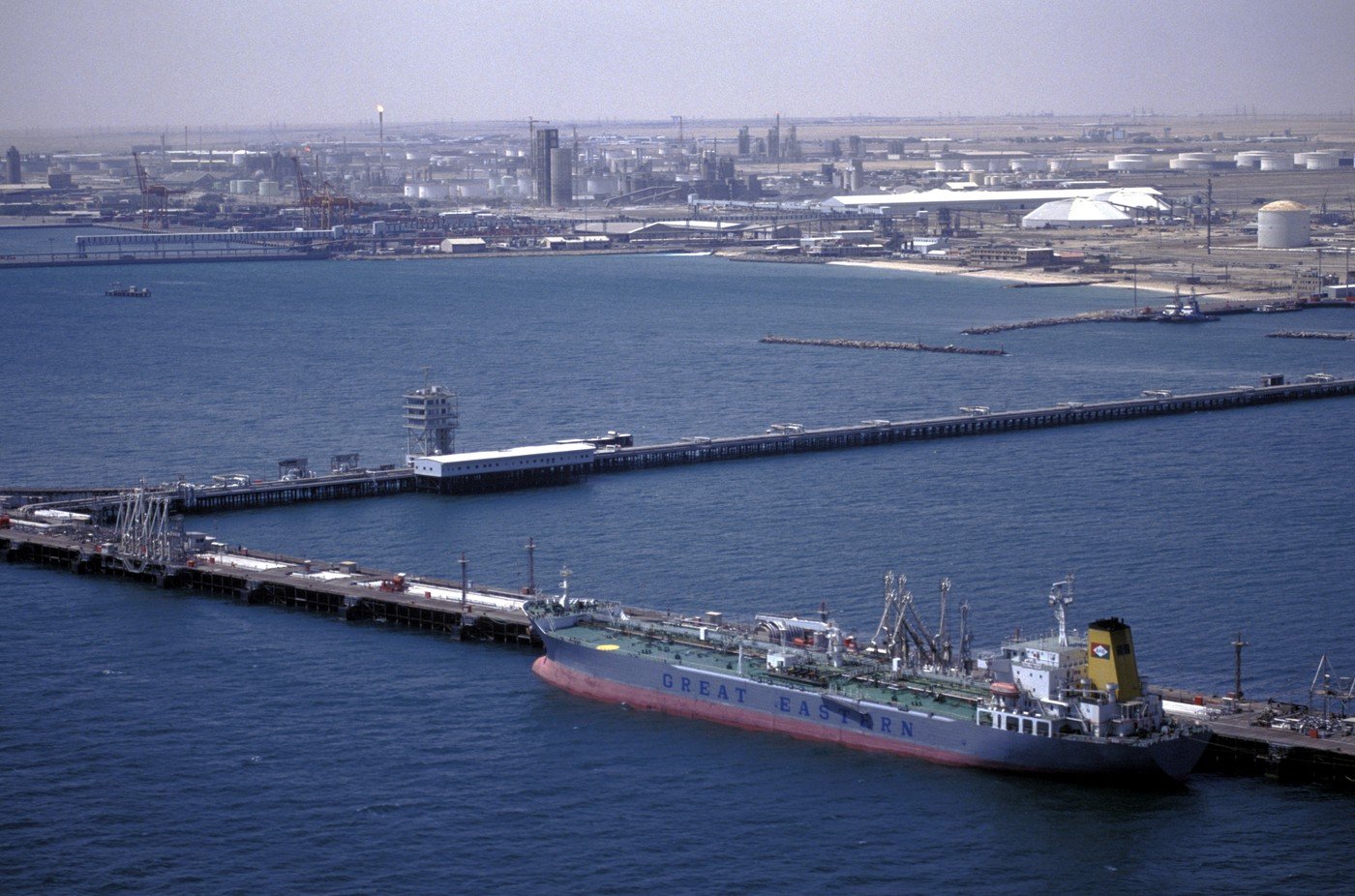 Petrolul, pe valuri: Cât costă, de fapt, barilul? SUA și Europa, în dezbateri