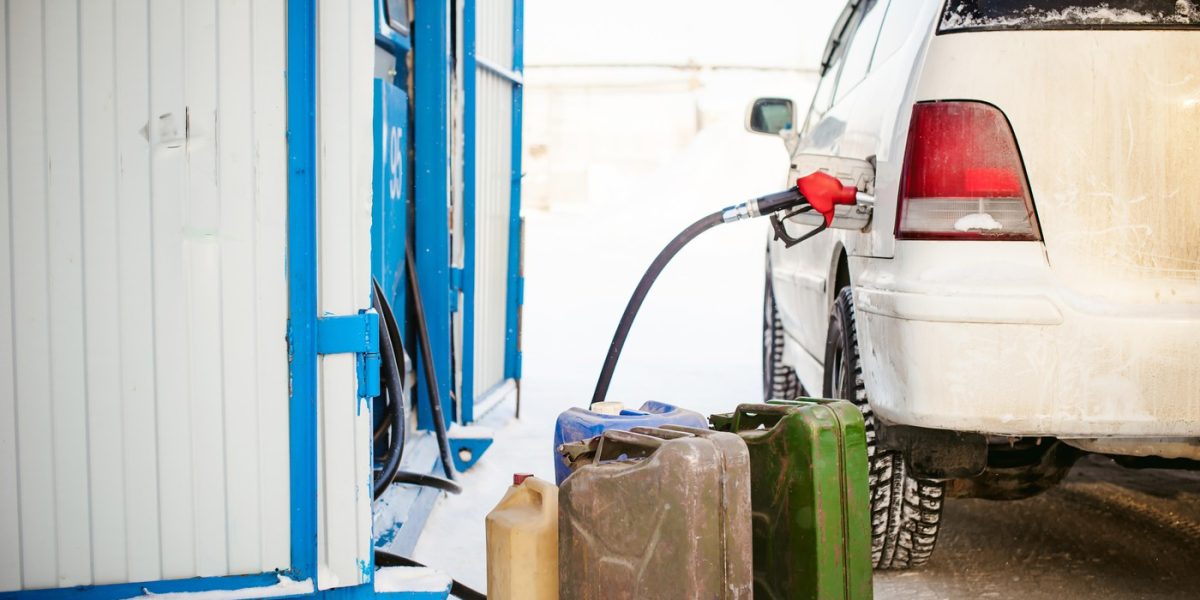 Poți lua benzină în canistră? Avertisment pentru șoferi – reguli clare