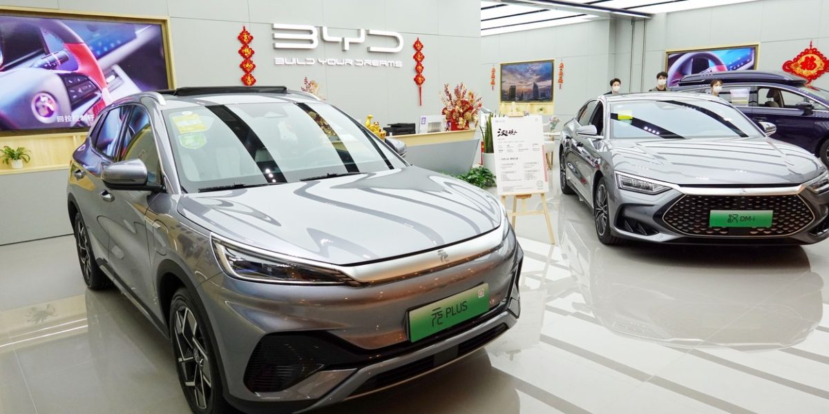 Scandal Internațional la Fabrica BYD din Ungaria: Acuzații de Exploatare a Muncitorilor Chinezi Fabrica europeană a gigantului auto chinez BYD, aflată în construcție în Ungaria, se confruntă cu acuzații grave de exploatare a muncitorilor chinezi