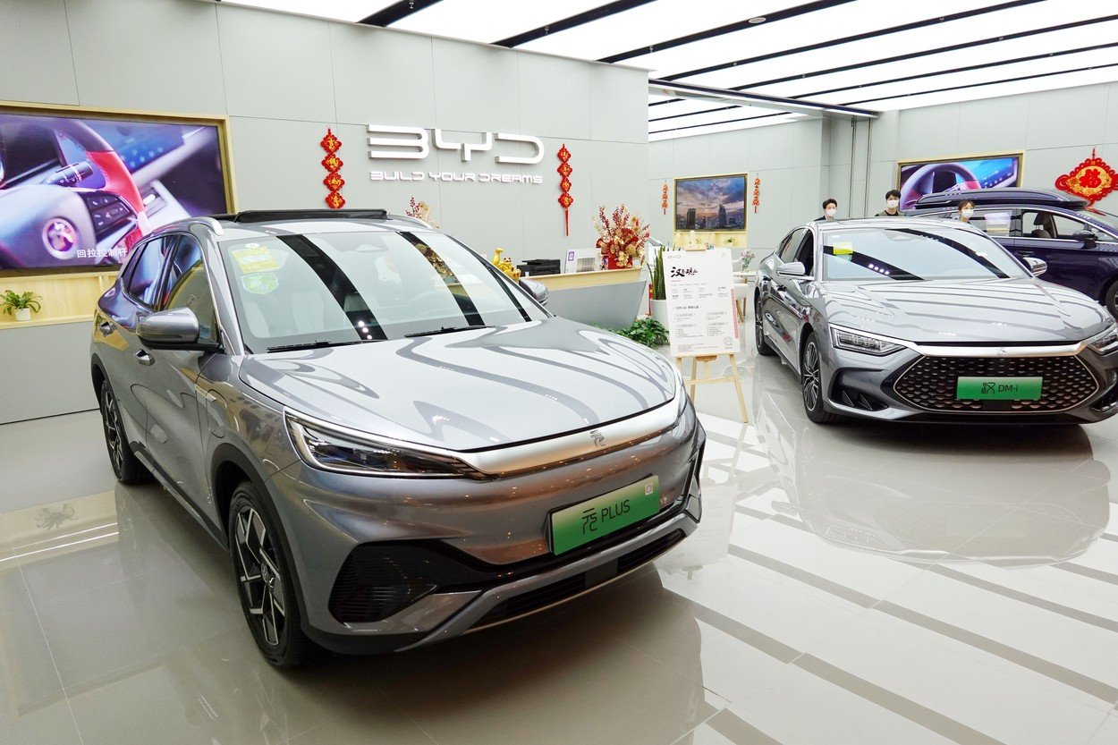 Scandal Internațional la Fabrica BYD din Ungaria: Acuzații de Exploatare a Muncitorilor Chinezi Fabrica europeană a gigantului auto chinez BYD, aflată în construcție în Ungaria, se confruntă cu acuzații grave de exploatare a muncitorilor chinezi