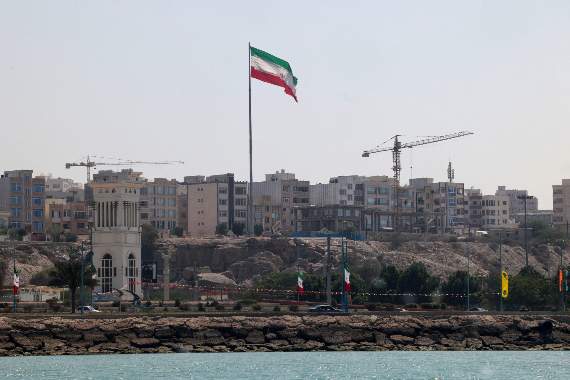 Președintele Donald Trump ponderază preluarea controlului asupra petrolului iranian Donald Trump a revenit din nou asupra ideii de a prelua controlul asupra rezervelor de petrol ale Iranului, o decizie care ar putea avea implicații majore în geopolitică și economie globală