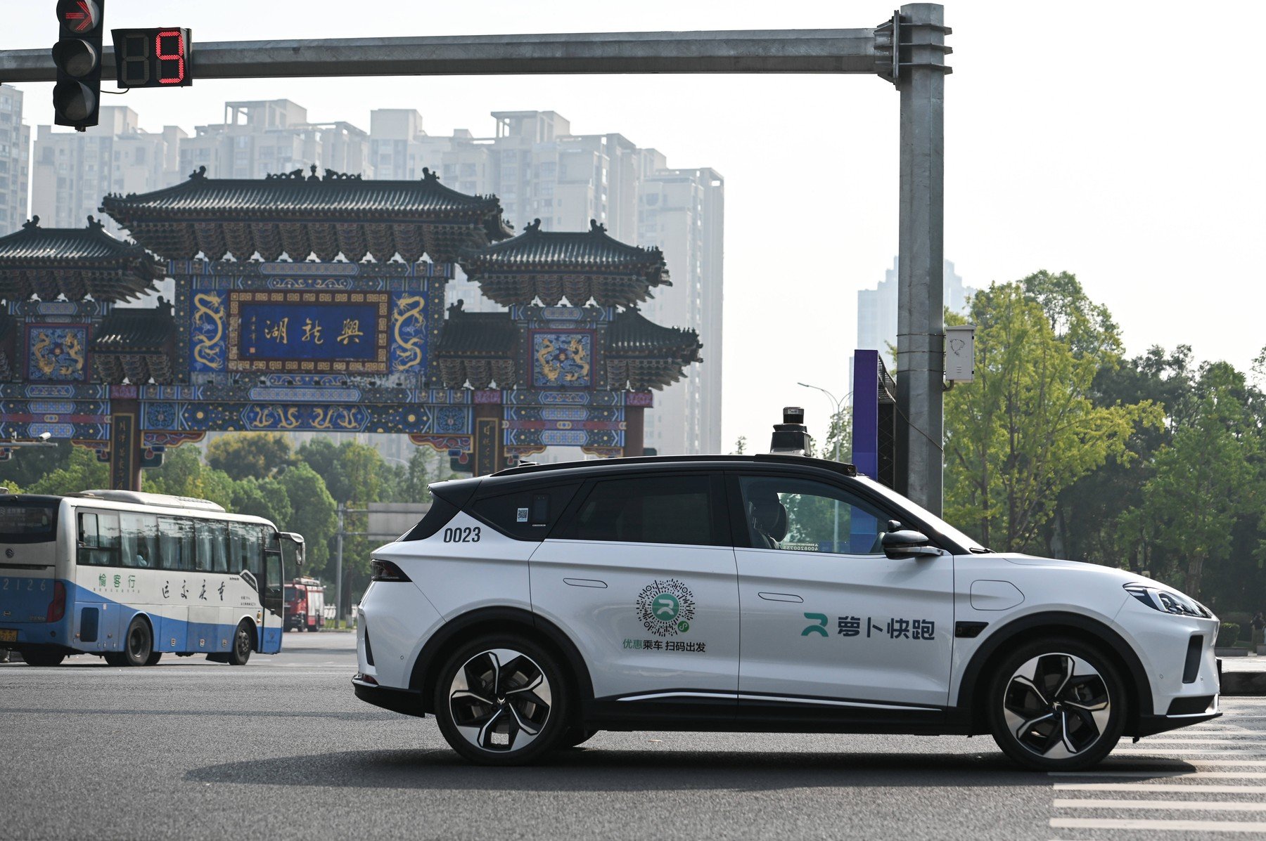 Autoritățile din Wuhan au anunțat miercuri că o „defecțiune de sistem” a afectat numeroase vehicule robotaxi Apollo Go în orașul din centrul Chinei, relansând preocupările legate de siguranța serviciului de transport autonom aflat în plină expansiune