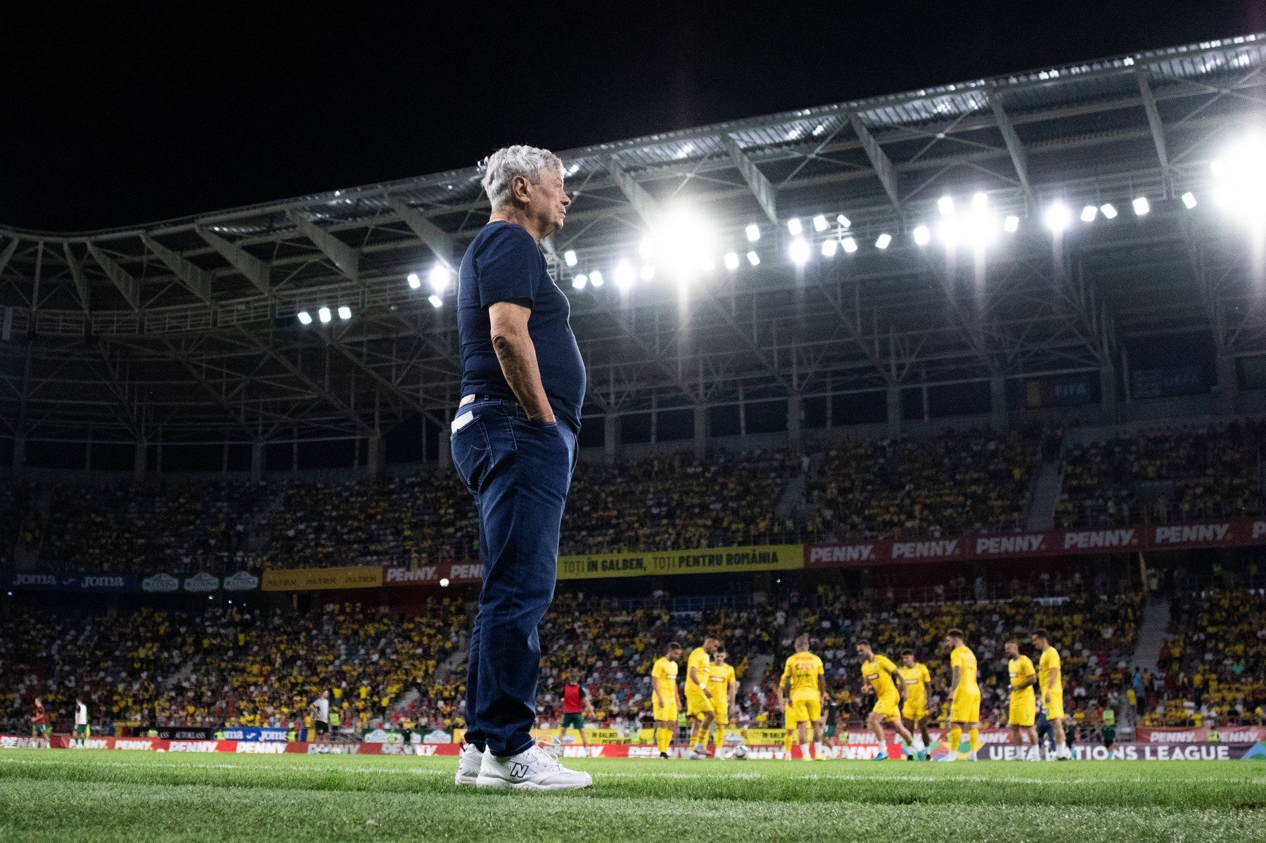 Adevărata moștenire a lui Mircea Lucescu: Pionieratul Analizei Video în Fotbal Mircea Lucescu, un nume emblematic în fotbalul românesc și internațional, este adesea asociat cu performanțe remarcabile pe banca tehnică