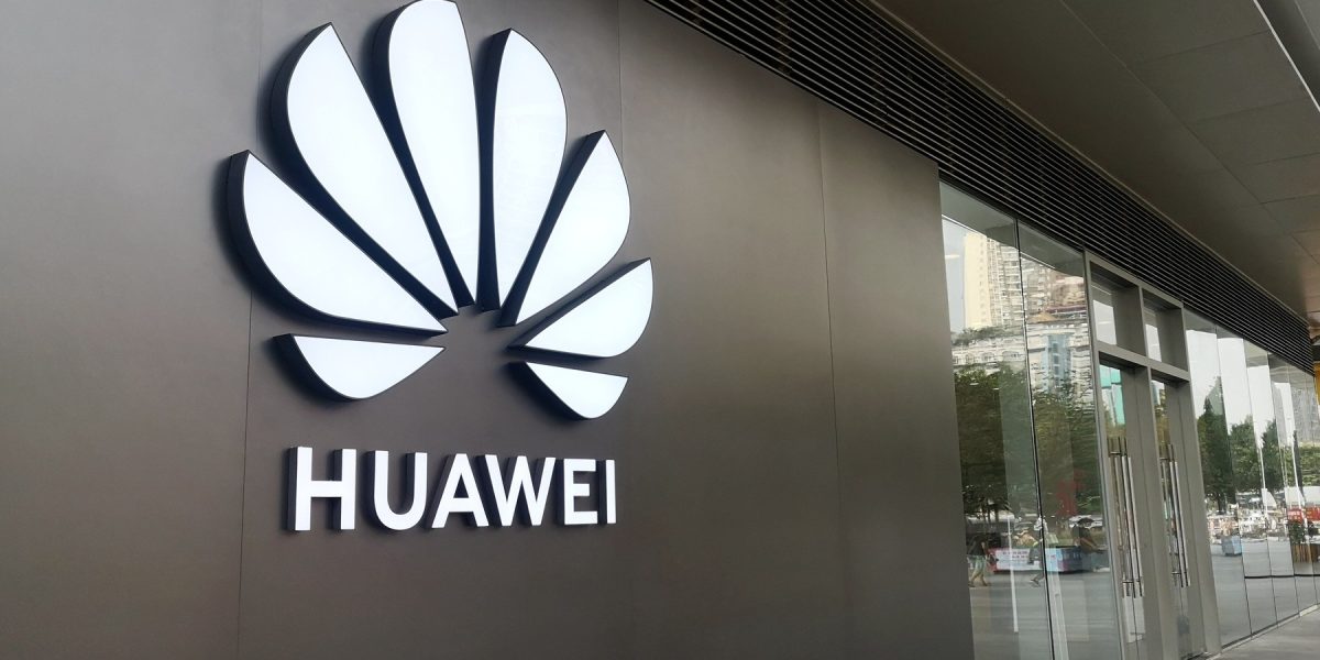 Huawei dă marea lovitură: Pura X Max, telefonul pliabil care le surclasează pe Apple și Samsung