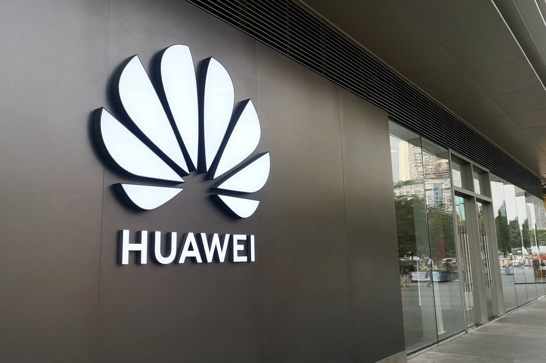 Huawei dă marea lovitură: Pura X Max, telefonul pliabil care le surclasează pe Apple și Samsung
