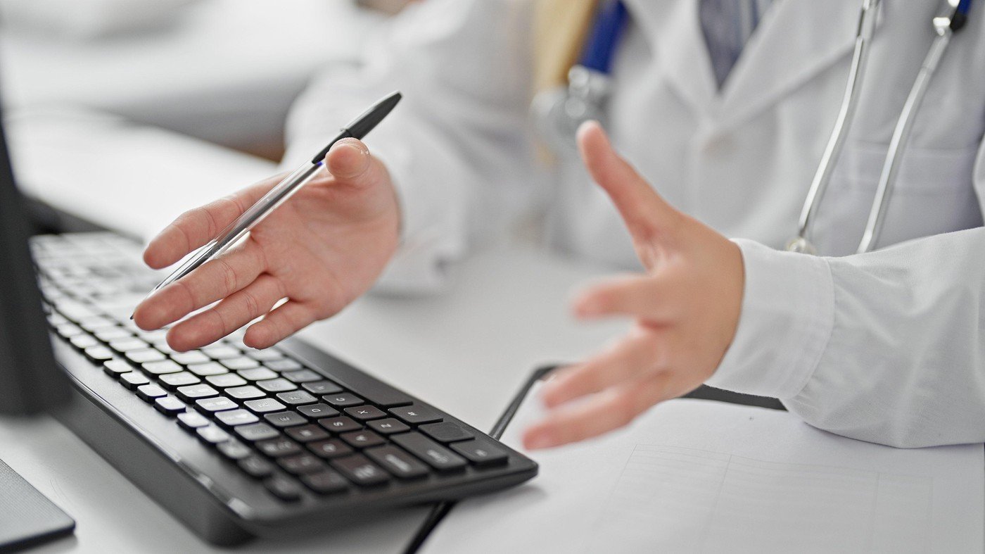 Concediul medical, inclus în vechimea în muncă? Ce spun legile și cum se calculează pentru pensie Concediul medical se află de mulți ani în centrul unor discuții legate de drepturile angajaților, în special în contextul stabilirii vechimii în muncă și a pensiei de limită de vârstă