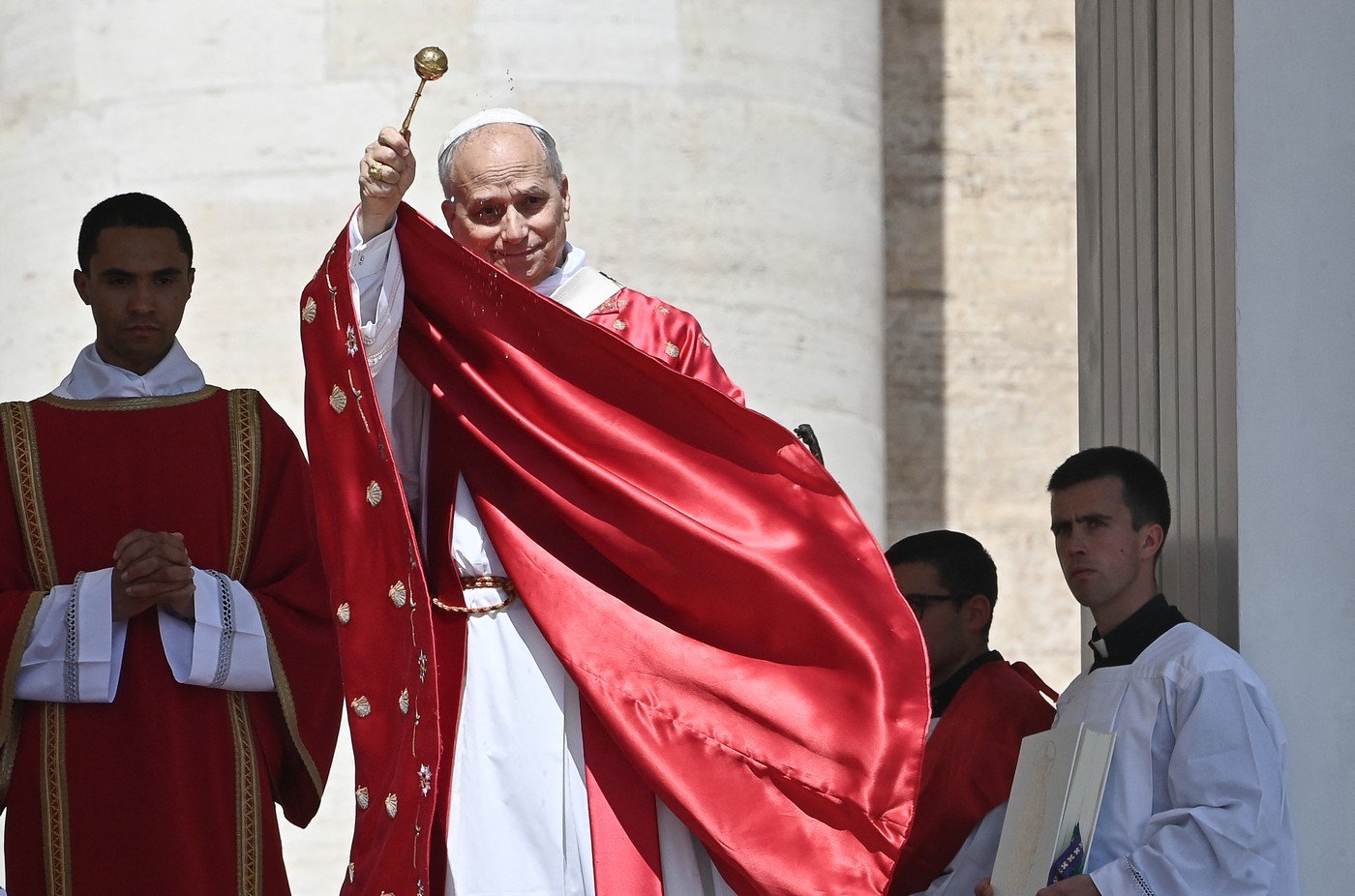 Trump, atac la Papa Francisc: Îi prefer pe fratele său, Louis, MAGA!