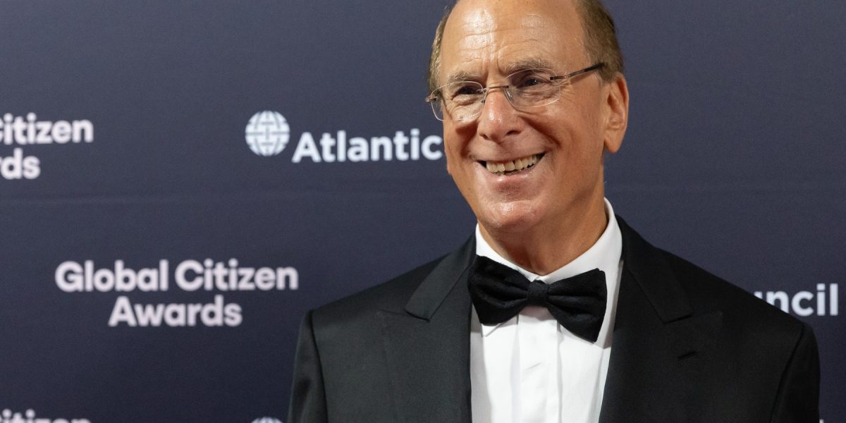 Dezvoltarea tehnologiei inteligenței artificiale riscă să amplifice inegalitățile globale, fiind probabil ca doar un număr restrâns de companii și investitori să absorbe cele mai mari beneficii financiare, atrage atenția Larry Fink, directorul general al BlackRock, într-un interviu acordat The Guardian