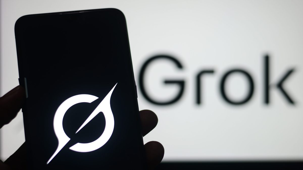 Apple, furioasă pe xAI: Grok, dat afară din App Store din cauza imaginilor indecente