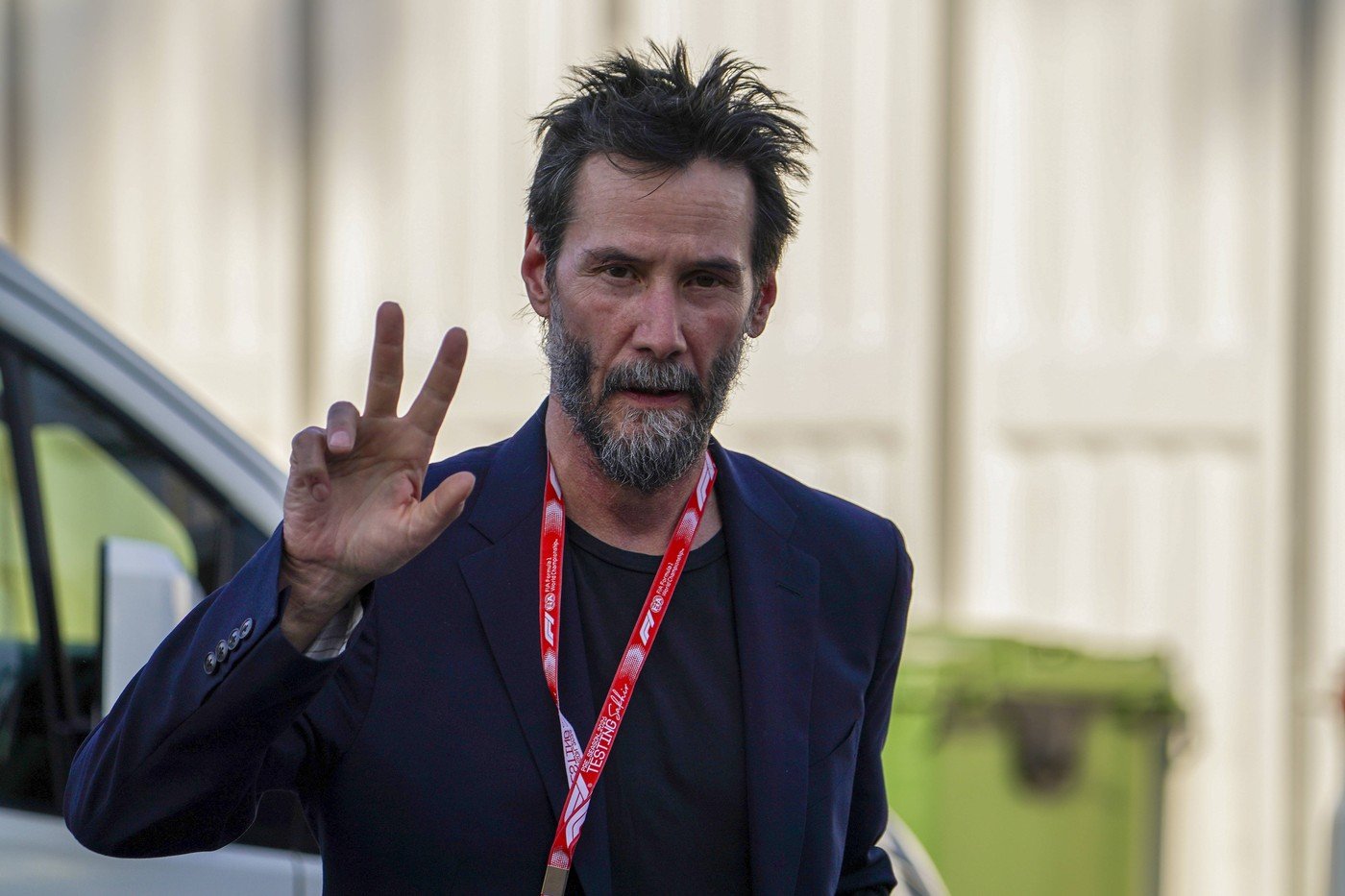 Cum a pornit Keanu Reeves din Canada spre glorie cu 3000 de dolari și un Volvo din 1969