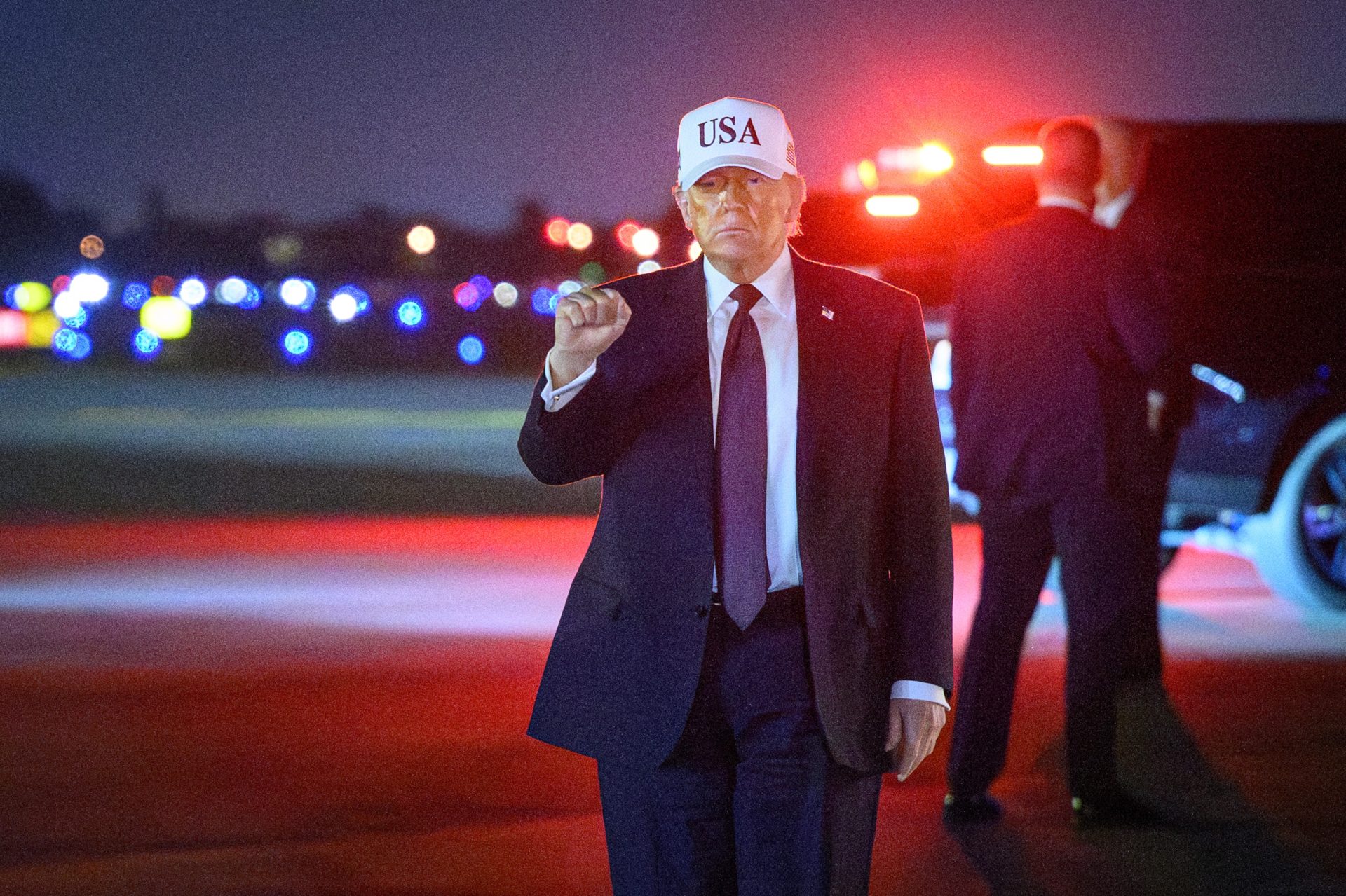 Președintele SUA, Donald Trump, a lansat marți cea mai dură amenințare la adresa Iranului, într-un moment în care termenul limită pentru un acord de încetare a conflictului expira