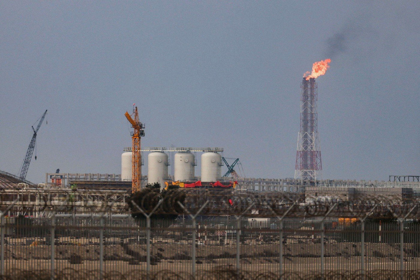 Un detaliu tehnic aparent minor, menționat de economistul șef al Băncii Europene pentru Reconstrucție și Dezvoltare (BERD), dă de gândit despre durata și amploarea crizei energetice cu care se confruntă Europa: va dura între trei și cinci ani pentru a fi readusă în funcțiune infrastructura de producție și transport a energiei, afectată de războiul din Ucraina
