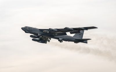 Forțele Aeriene ale Statelor Unite își mențin în serviciu bombardierul B-52 Stratofortress, un avion cu o istorie de peste șapte decenii, demonstrând astfel adaptabilitatea și valoarea sa continuă în cadrul strategiei militare americane