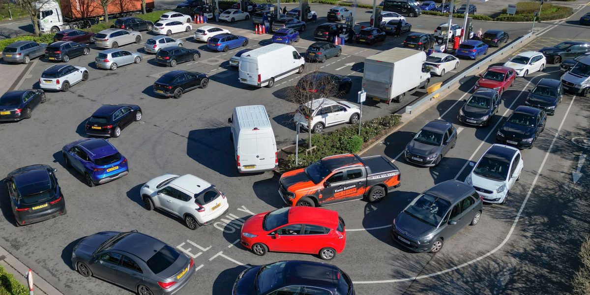 Prețurile carburanților în România cresc mai mult decât în Europa, criza lovește și țara importatoare din Rusia și Azerbaidjan