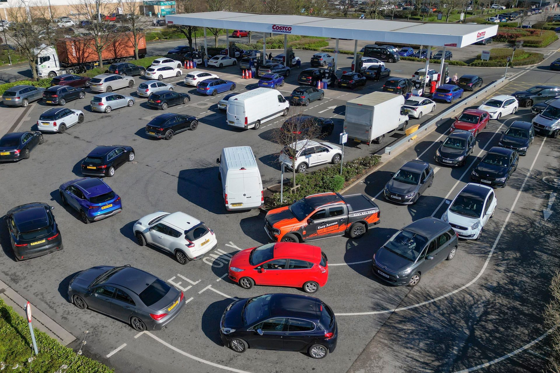 Prețurile carburanților în România cresc mai mult decât în Europa, criza lovește și țara importatoare din Rusia și Azerbaidjan