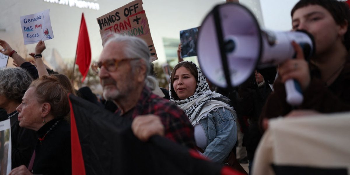 Peste o mie de persoane au protestat sâmbătă seara în Piața Habima din Tel Aviv împotriva războiului desfășurat de Israel în Liban, împotriva Iranului și Hezbollah
