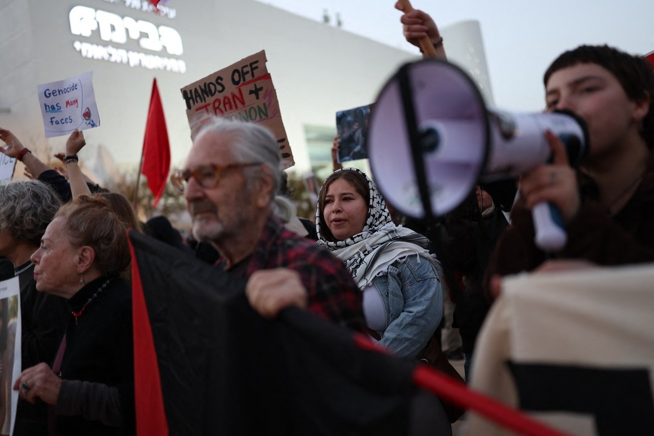Peste o mie de persoane au protestat sâmbătă seara în Piața Habima din Tel Aviv împotriva războiului desfășurat de Israel în Liban, împotriva Iranului și Hezbollah