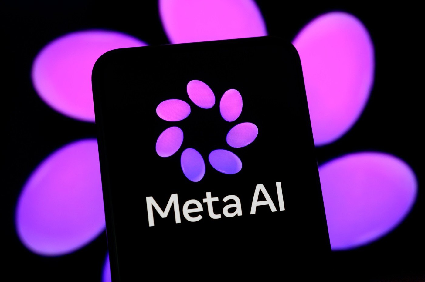 Meta intră în forță în cursa pentru supremația în domeniul inteligenței artificiale, lansând Muse Spark, un nou model generativ care promite să concureze cu giganți precum OpenAI și Google