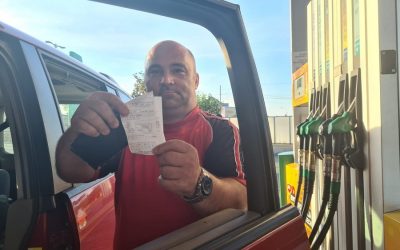 Ministrul Energiei, Bogdan Ivan, a anunțat că prețurile la carburanți ar putea scădea în România în următoarele săptămâni, corelate cu evoluția prețului motorinei pe piața internațională