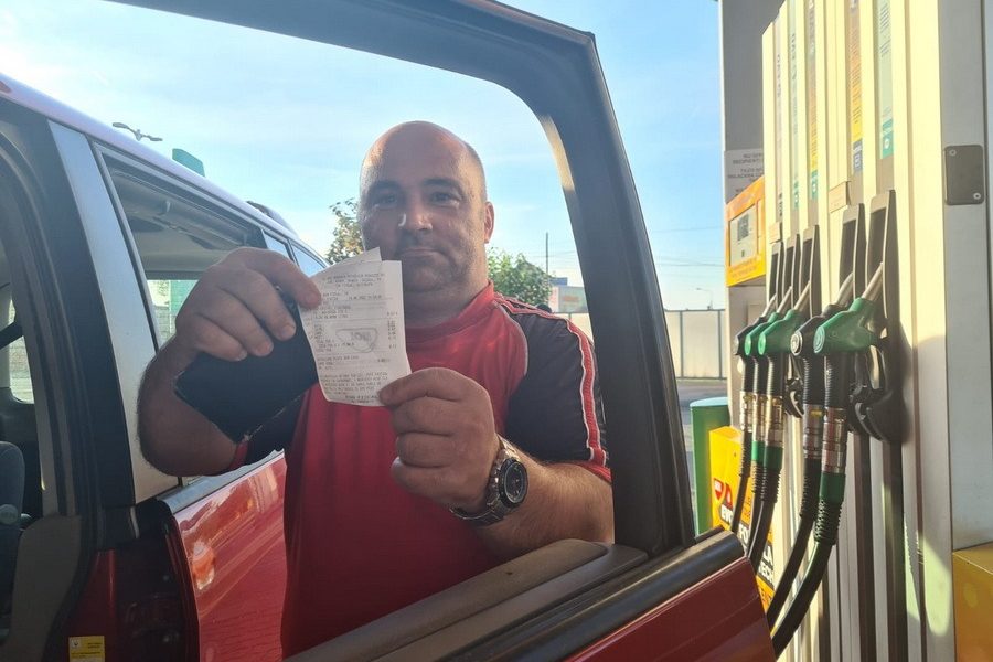 Ministrul Energiei, Bogdan Ivan, a anunțat că prețurile la carburanți ar putea scădea în România în următoarele săptămâni, corelate cu evoluția prețului motorinei pe piața internațională