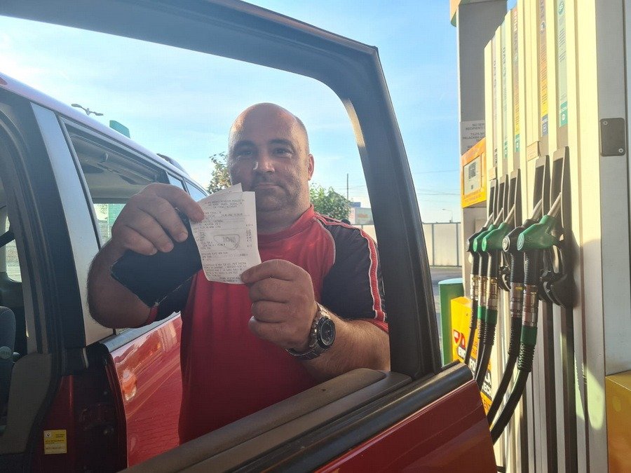 Ministrul Energiei, Bogdan Ivan, a anunțat că prețurile la carburanți ar putea scădea în România în următoarele săptămâni, corelate cu evoluția prețului motorinei pe piața internațională