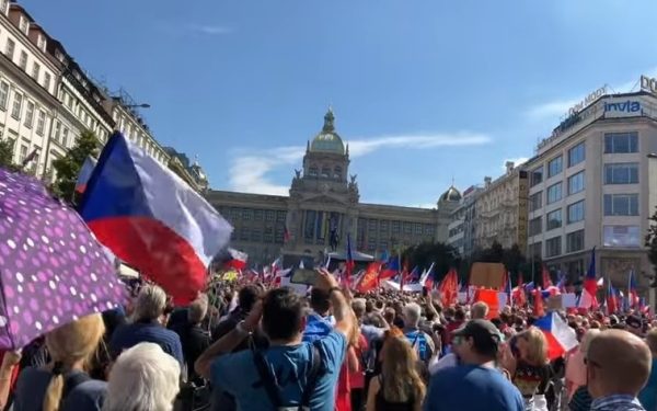 Mii de studenți la Praga, în stradă, pentru apărarea radioului și a TV publice