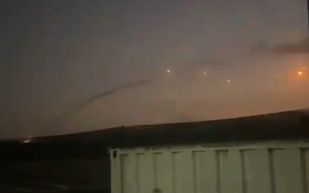 ARMATA israelianĂ: Hezbollah lanseazĂ rachetĂ spre Israel, sirenele de alarmĂ răsunĂ în Tel Aviv Armata israelianĂ a anunțat, vineri, cĂ gruparea Hezbollah a lansat o rachetă spre Israel