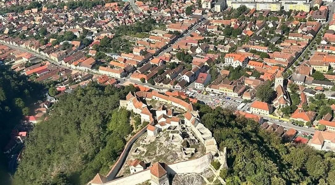 Râșnov: Licitație pentru Restaurarea Cetății, cu Deschidere în 2028 Râșnovul face un pas important spre revitalizarea simbolului său istoric